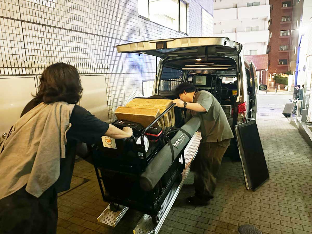 組み立てたままハイエースに積載する様子