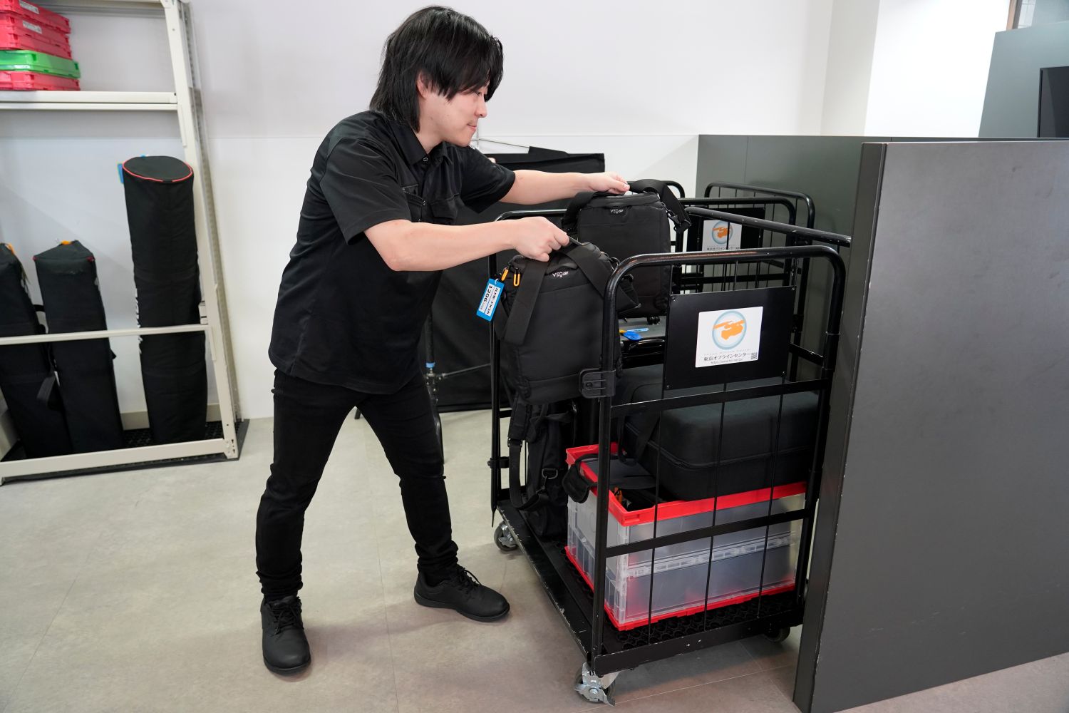 店舗でKUROKAGOに機材を積み込む様子