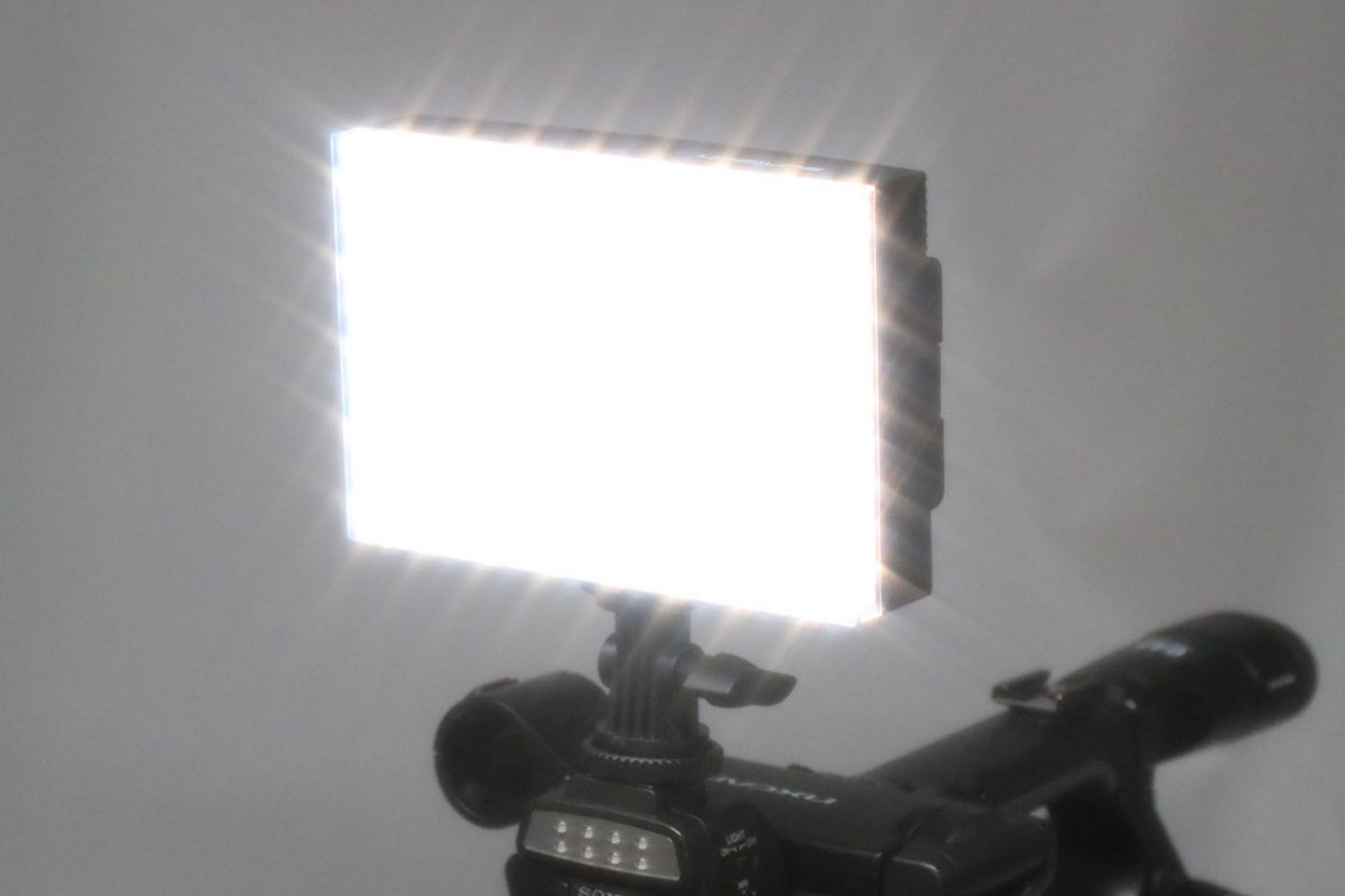 Suntech LG-E116C｜LEDライト｜撮影機材レンタルからポスプロ・MA作業 