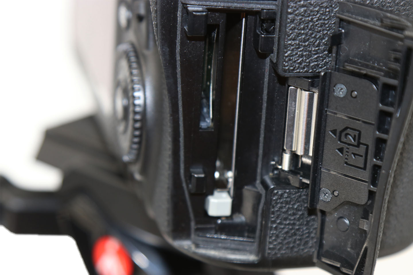 Canon EOS 5D mark IV 収録メディア挿入口
